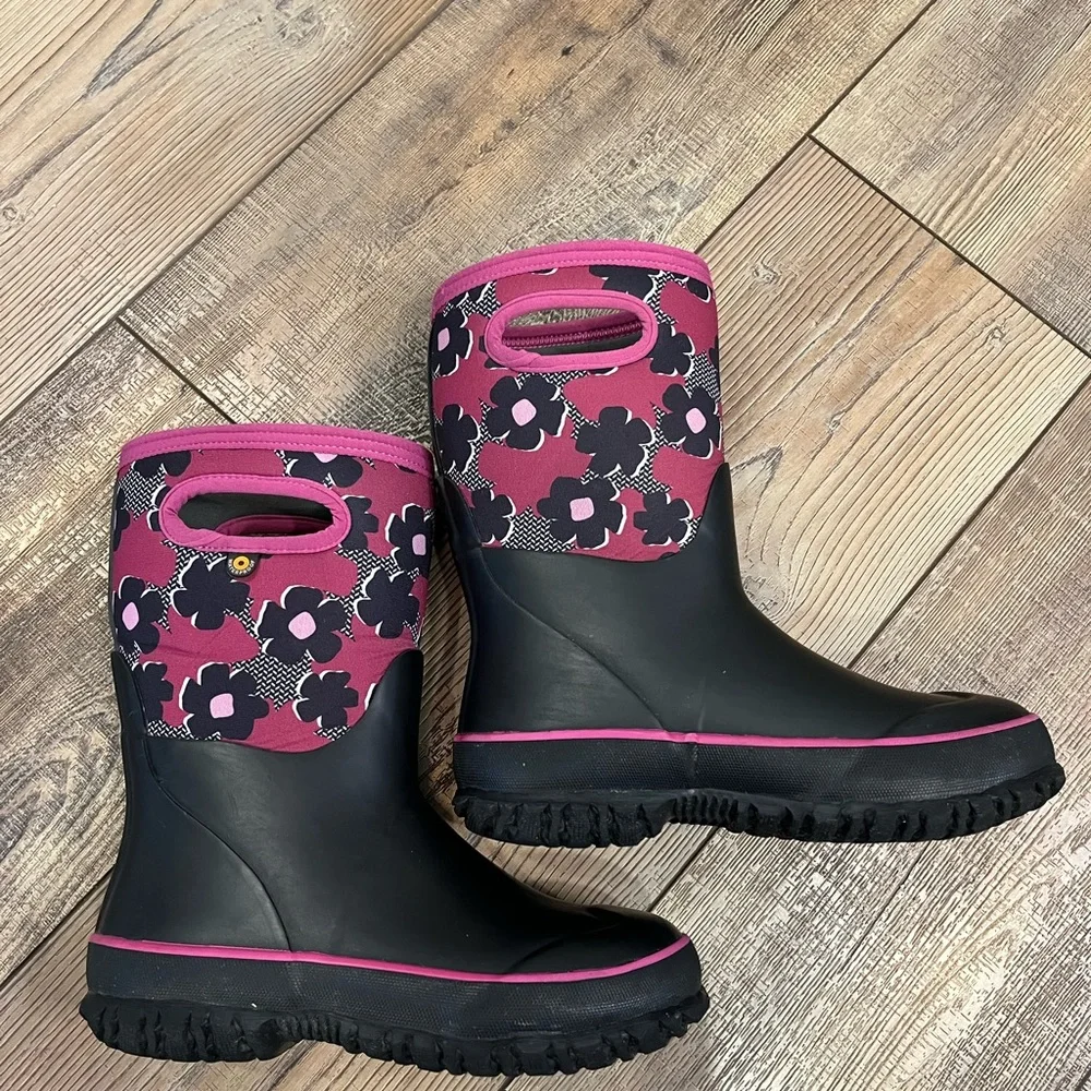 EUC BOG Boots Petal Floral print, Black and Pink Waterproof rain/snow, Size 2
